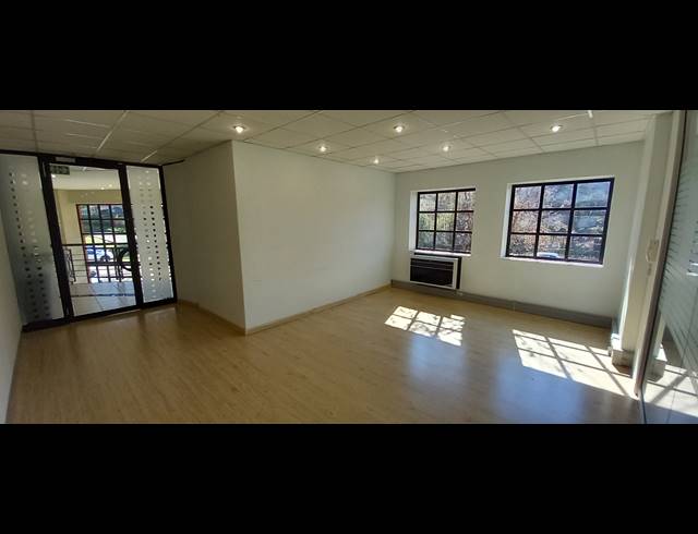 225M² OFFICE TO LET IN LYME PARK